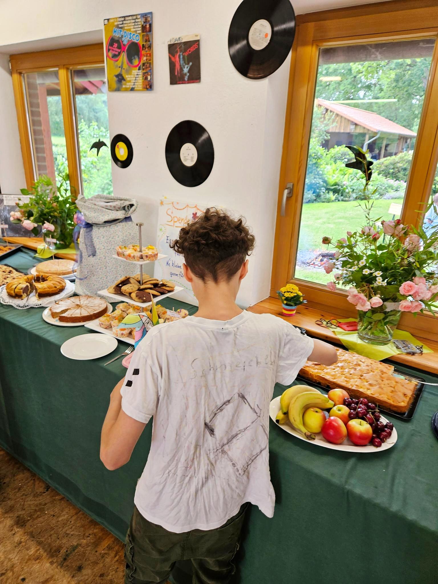 Obst, Kuchen und Etagere